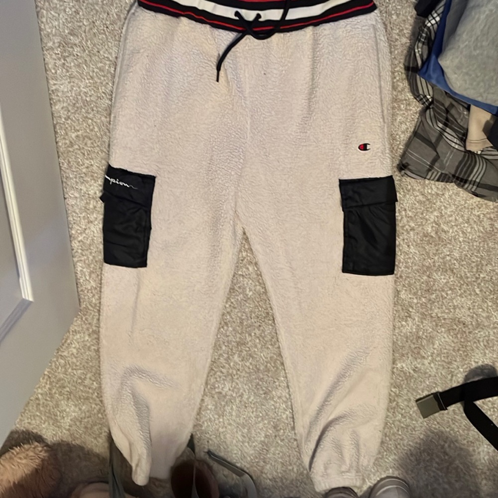 Very comfy sherpa champion sweatpants. Extremely Rare